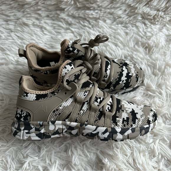 Shoes - Inzcou Amazon Running Shoes Lightweight Camo Brown New In Box Size 7